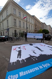 Österreich; Wien; 12052014; APO; Iranische Aktivisten der Gruppe "naame shaam" (Briefe aus Syrien) protestieren am 12 Mai 2014 vor der Iranischen Botschaft in Wien gegen die iranische Unterstützung des syrischen Regimes unter Präsident Baschar Assad. Die Aktivisten verlangen von der EU bei den anstehenden Atomverhandlungen mit Iran den Abzug von Pasdaran (Revolutionsgarden) und Hisbolah Kämpfer die von Iran unterstütz werden aus Syrien zu fordern.  Austria; Vienna; 20140512; Iranian ctivists of the group Naame Shaam (Letters from Syria) protested in front of the Iranian embassy in Vienna on 12 May 2014 against the Iranian support of the Syrian regime of President Bashar Assad. The activists called on the EU to demand from Iran, during nuclear negotiations, that Iran pull out all Pasdaran (Revolutionary Guards) and Hezbollah fighters from Syria.