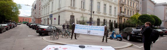 در آستانه گفتگوهای هسته ای، فعالان ایرانی در اعتراض به نقش ایران در سوریه در مقابل سفارت ایران در وین گرد آمدند
